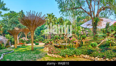 Panorama incredibile di Mae Fah Luang giardino con alte bamboo ombrelloni, New Scenic 5 posti letti di fiori e piante in vaso sul supporto in legno Cornici, Doi Tung, Thailandia Foto Stock