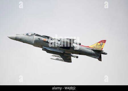 Uno dei due marina spagnola AV-8B Harrier II effettuando al 2019 RIAT air show, Fairford, Gloucestershire, Regno Unito Foto Stock