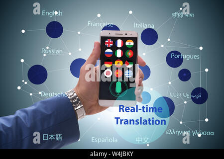 Concetto di traduzione in tempo reale con app per smartphone Foto Stock