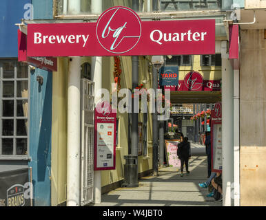 CARDIFF, GALLES - Luglio 2019: ingresso alla birreria quartiere nel centro di Cardiff. Esso ospita bar e ristoranti. Foto Stock