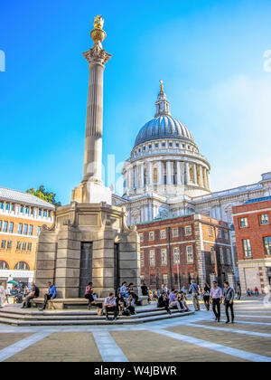 Paternoster square con una vista della Cattedrale di St Paul. Londra, Inghilterra. Foto Stock
