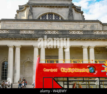 CARDIFF, GALLES - Luglio 2019: tour autobus parcheggiato all'esterno del Museo Nazionale del Galles n Cardiff City Centre. Foto Stock