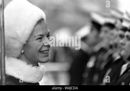 AJAXNETPHOTO. 1972. PORTSMOUTH, Inghilterra. - Revisione del marinaio - S.A.R. la Principessa Alexandra di KENT RECENSIONI ROYAL NAVY marinai alla base navale.foto:JONATHAN EASTLAND/AJAX REF:72605A Foto Stock