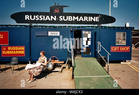 AJAXNETPHOTO. 2001. FOLKESTONE, Inghilterra. - Russo SUB MUSEUM - raffigurata nel luglio 2001. Chiosco e ingresso sul quay. Nave proprietari applicato al PLA per un ormeggio sul Tamigi. Foto:JONATHAN EASTLAND/AJAX. REF: TC 6024 24 23A. Foto Stock