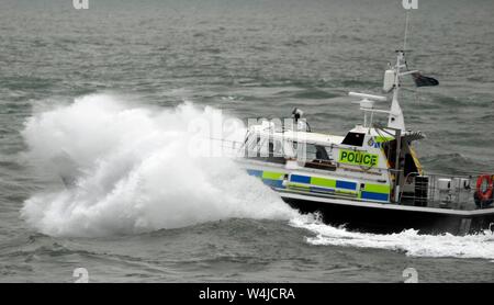 AJAXNETPHOTO. 21ST Novembre, 2014. PORTSMOUTH, Inghilterra. - MOD POLIZIA - MINISTERO DELLA DIFESA DEL LANCIO DI POLIZIA SIR GEOFFREY PACKHAM verso l'esterno legato in condizioni di mare grosso. foto:TONY HOLLAND/AJAX REF:DTH142111 1613 Foto Stock