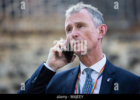 Londra, Regno Unito. 23 Luglio, 2019. Nigel Evans, conservatori MP per la Ribble Valley, si prepara a discutere di Boris Johnson elezione come partito conservatore leader e la prossima sostituzione di Theresa Maggio come Primo Ministro il College Green di Westminster. Credito: Mark Kerrison/Alamy Live News Foto Stock
