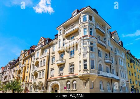 Casa residenziale con finestre a bovindo e balconi, Schwabing Monaco di Baviera, Baviera, Baviera, Germania Foto Stock