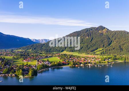 Rottach-Egern, distretto Egern, Lago Tegernsee, Ringspitz mountain, drone shot, Alta Baviera, Baviera, Germania Foto Stock