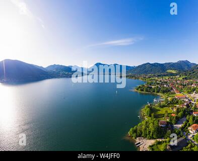 Lago Tegernsee, sulla destra Bad Wiessee, dietro il Tegernsee e Rottach-Egern, montagne Mangfall, drone shot, Alta Baviera, Baviera, Germania Foto Stock