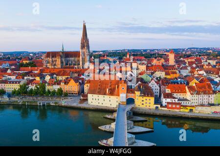 Vista sulla città vecchia, la cattedrale, il ponte di pietra e il Danubio, Regensburg, vista aerea, Alto Palatinato, Baviera, Germania Foto Stock