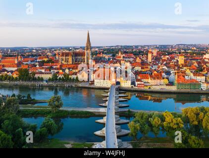 Vista sul Danubio e la Città Vecchia, la cattedrale e il Ponte di Pietra, Regensburg, vista aerea, Alto Palatinato, Baviera, Germania Foto Stock
