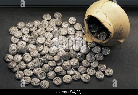 Nave con il Greco antico monete d'argento, Cherryrian starter dal V secolo A.C., denaro tesoro, museo archeologico della città di Corfù, isola di Foto Stock