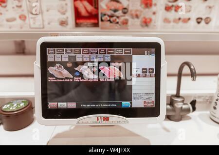 Ordine di sushi su uno schermo, Shushi Ristorante Uobei Dogenzaka Shibuya con sushi nastro trasportatore, esecuzione di sushi, Shibuya, Tokyo, Giappone Foto Stock