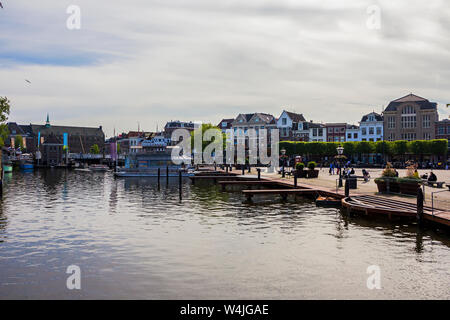 Leiden, Olanda, Paesi Bassi, maggio, 22, 2019, piazza Beestenmarkt e gite in barca dalla stazione di old town,barche sull'acqua,persone nella città, visite turistiche Foto Stock