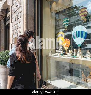 Barcellona, Spagna - Jun1, 2018: coppia benestante negozi per regali ultima collezione di polso luxury Swiss watch fabbricata da Rolex modello nella Official Store distributore vetrina del negozio Foto Stock