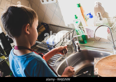 Bambino facendo il lavaggio fino Foto Stock