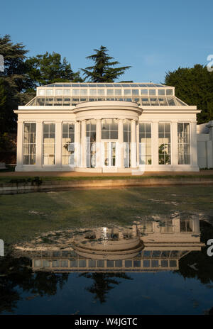 Aranciera dal lago a recentemente rinnovato Gunnersbury Park e il Museo sul Gunnersbury station wagon, London REGNO UNITO Foto Stock