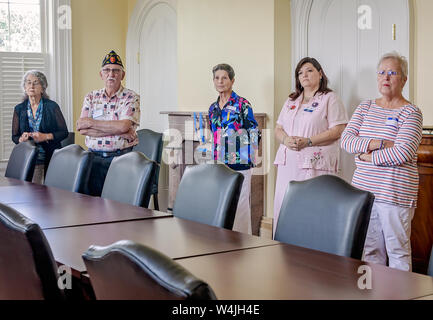 Post 3 membri e membri della comunità ascoltare durante un tour del restaurato a nuovo Post 3 agevolazione, 21 luglio 2019, in Mobile, Alabama. Foto Stock