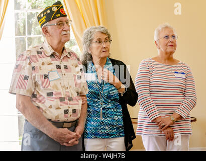 Post 99 membri Leon McGhee e Elaine Gass, insieme a Martha Guimond del montante 250, ascoltare durante un tour del restaurato a nuovo Post 3 agevolazione duri Foto Stock