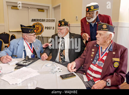 American Legion Post 3 membri celebrare con la loro comunità durante il post 3 open house, 21 luglio 2019, in Mobile, Alabama. Foto Stock