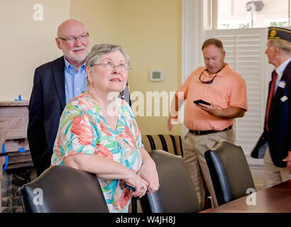 Post 3 membri e membri della comunità ascoltare durante un tour del restaurato a nuovo Post 3 agevolazione, 21 luglio 2019, in Mobile, Alabama. Foto Stock