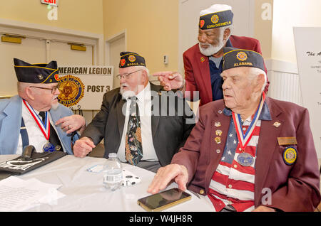 American Legion Post 3 membri celebrare con la loro comunità durante il post 3 open house, 21 luglio 2019, in Mobile, Alabama. Foto Stock