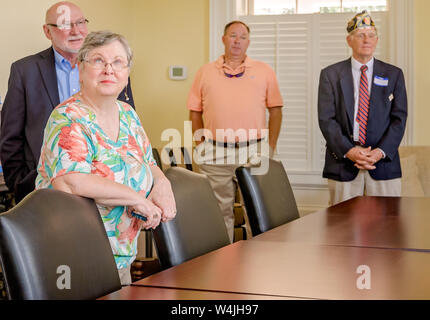 Post 3 membri e membri della comunità ascoltare durante un tour del restaurato a nuovo Post 3 agevolazione, 21 luglio 2019, in Mobile, Alabama. Foto Stock