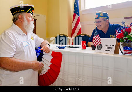 American Legion membri parla durante il post 3 open house, 21 luglio 2019, in Mobile, Alabama. Foto Stock