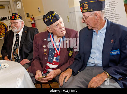 American Legion Post 3 membri celebrare con la loro comunità durante il post 3 open house, 21 luglio 2019, in Mobile, Alabama. Foto Stock