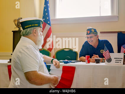 American Legion membri parla durante il post 3 open house, 21 luglio 2019, in Mobile, Alabama. Foto Stock