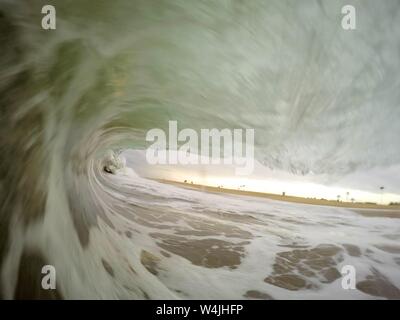 Bellissimo primo piano di incredibili onde oceaniche forti in dettaglio messa a fuoco - sfondo perfetto per navigare Foto Stock