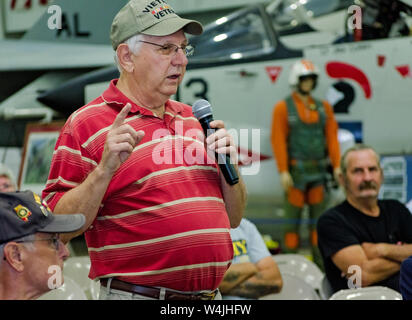 Veterano Rodney Keener condivide le storie della sua VA esperienze durante il Mobile SWS Town Hall a USS Alabama Battleship Memorial Park in Mobile, Alabama. Foto Stock
