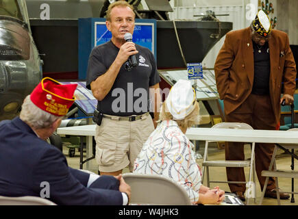 Veterano Richard Rydin condivide le storie della sua VA esperienze durante il Mobile SWS Town Hall a USS Alabama Battleship Memorial Park in Mobile, Alabama. Foto Stock