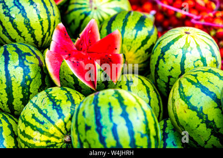 Angurie a frutta e verdura in stallo nel mercato della cappella, Angelo, London, Regno Unito Foto Stock