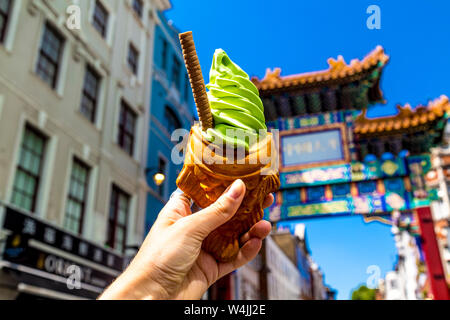 Il Macha soft servire il gelato in un taiyaki torta di pesce a cuocere 麵包屋, Chinatown, London, Regno Unito Foto Stock