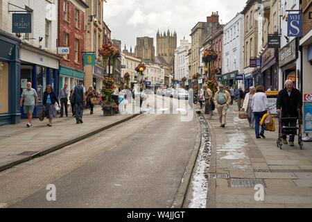 Scena High-Street nella città di pozzi, Somerset, Regno Unito