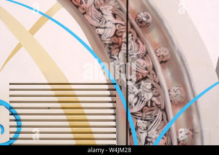 La porta di un dipinto luminosamente scatola elettrica con bocchette. Foto Stock