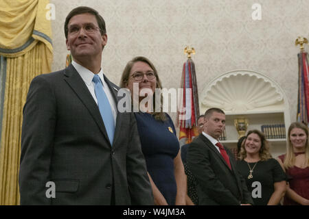 Washington, Distretto di Columbia, Stati Uniti d'America. 23 Luglio, 2019. Il dottor Mark Esper stand con sua moglie Lia prima del suo giuramento come Stati Uniti Segretario della Difesa in un ufficio ovale cerimonia presso la Casa Bianca a Washington DC, USA su luglio 23, 2019. Credito: Stefani Reynolds/CNP/ZUMA filo/Alamy Live News Foto Stock