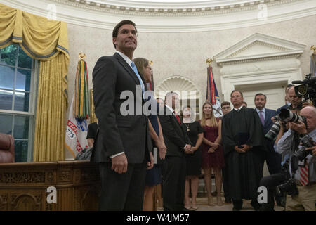 Washington, Distretto di Columbia, Stati Uniti d'America. 23 Luglio, 2019. Il dottor Mark Esper stand con sua moglie Lia prima del suo giuramento come Stati Uniti Segretario della Difesa in un ufficio ovale cerimonia presso la Casa Bianca a Washington DC, USA su luglio 23, 2019. Credito: Stefani Reynolds/CNP/ZUMA filo/Alamy Live News Foto Stock