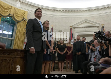 Washington, Distretto di Columbia, Stati Uniti d'America. 23 Luglio, 2019. Il dottor Mark Esper stand con sua moglie Lia prima del suo giuramento come Stati Uniti Segretario della Difesa in un ufficio ovale cerimonia presso la Casa Bianca a Washington DC, USA su luglio 23, 2019. Credito: Stefani Reynolds/CNP/ZUMA filo/Alamy Live News Foto Stock