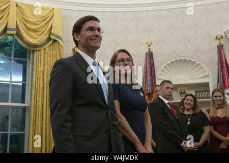 Washington, Distretto di Columbia, Stati Uniti d'America. 23 Luglio, 2019. Il dottor Mark Esper stand con sua moglie Lia prima del suo giuramento come Stati Uniti Segretario della Difesa in un ufficio ovale cerimonia presso la Casa Bianca a Washington DC, USA su luglio 23, 2019. Credito: Stefani Reynolds/CNP/ZUMA filo/Alamy Live News Foto Stock