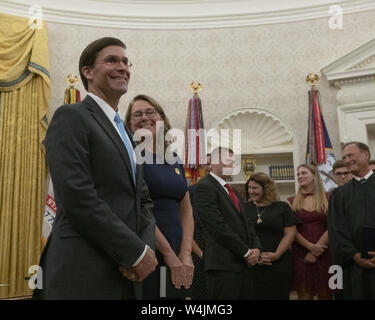 Washington, Distretto di Columbia, Stati Uniti d'America. 23 Luglio, 2019. Il dottor Mark Esper stand con sua moglie Lia prima del suo giuramento come Stati Uniti Segretario della Difesa in un ufficio ovale cerimonia presso la Casa Bianca a Washington DC, USA su luglio 23, 2019. Credito: Stefani Reynolds/CNP/ZUMA filo/Alamy Live News Foto Stock