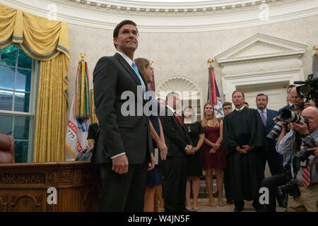 Il dottor Mark Esper stand con sua moglie Lia prima del suo giuramento come Stati Uniti Segretario della Difesa in un ufficio ovale cerimonia presso la Casa Bianca a Washington DC, USA su luglio 23, 2019. Credito: Stefani Reynolds/CNP | Utilizzo di tutto il mondo Foto Stock