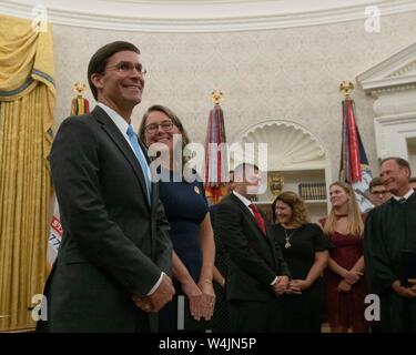 Il dottor Mark Esper stand con sua moglie Lia prima del suo giuramento come Stati Uniti Segretario della Difesa in un ufficio ovale cerimonia presso la Casa Bianca a Washington DC, USA su luglio 23, 2019. Credito: Stefani Reynolds/CNP | Utilizzo di tutto il mondo Foto Stock