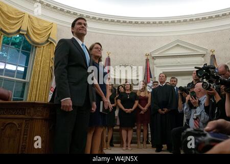 Il dottor Mark Esper stand con sua moglie Lia prima del suo giuramento come Stati Uniti Segretario della Difesa in un ufficio ovale cerimonia presso la Casa Bianca a Washington DC, USA su luglio 23, 2019. Credito: Stefani Reynolds/CNP | Utilizzo di tutto il mondo Foto Stock