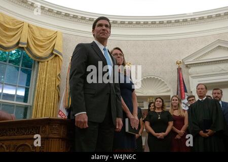 Il dottor Mark Esper stand con sua moglie Lia prima del suo giuramento come Stati Uniti Segretario della Difesa in un ufficio ovale cerimonia presso la Casa Bianca a Washington DC, USA su luglio 23, 2019. Credito: Stefani Reynolds/CNP | Utilizzo di tutto il mondo Foto Stock