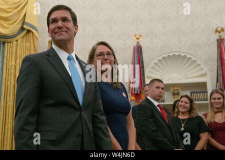 Il dottor Mark Esper stand con sua moglie Lia prima del suo giuramento come Stati Uniti Segretario della Difesa in un ufficio ovale cerimonia presso la Casa Bianca a Washington DC, USA su luglio 23, 2019. Credito: Stefani Reynolds/CNP | Utilizzo di tutto il mondo Foto Stock