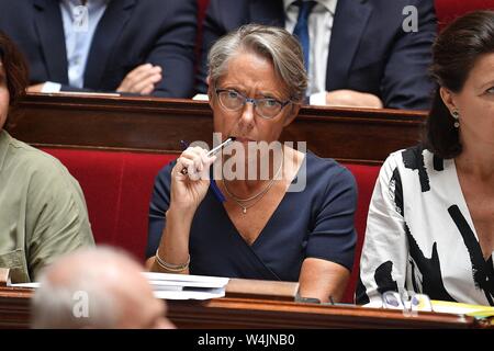 (190723) -- Parigi, luglio 23, 2019 (Xinhua) -- il francese nuova Ecologia Ministro Elisabeth a carico (C) partecipa a una sessione di "domande al governo' all'Assemblea nazionale francese a Parigi, in Francia, il 23 luglio 2019. Il Presidente francese Emmanuel Macron prelevato Elisabeth sostenuti come nuova ecologia il ministro per sostituire Francois de Rugy, che è stato costretto a scendere dopo lo scandalo di spesa. (Foto da Jack Chan/Xinhua) Foto Stock