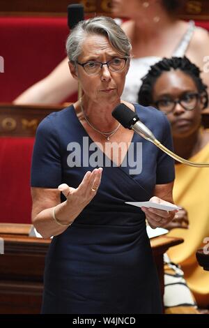 (190723) -- Parigi, luglio 23, 2019 (Xinhua) -- il francese nuova Ecologia Ministro Elisabeth a carico (anteriore) partecipa a una sessione di "domande al governo' all'Assemblea nazionale francese a Parigi, in Francia, il 23 luglio 2019. Il Presidente francese Emmanuel Macron prelevato Elisabeth sostenuti come nuova ecologia il ministro per sostituire Francois de Rugy, che è stato costretto a scendere dopo lo scandalo di spesa. (Foto da Jack Chan/Xinhua) Foto Stock