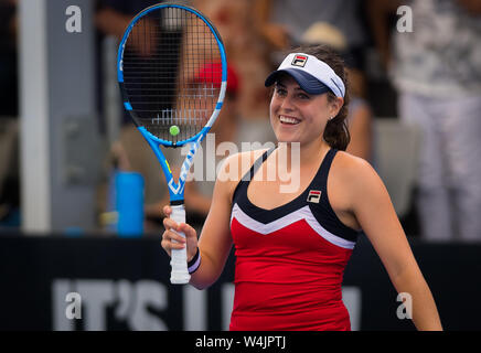 Kimberly Birrell di Australia in azione durante il suo primo round in abbinamento al 2019 Internazionale di Brisbane WTA Premier torneo di tennis Foto Stock